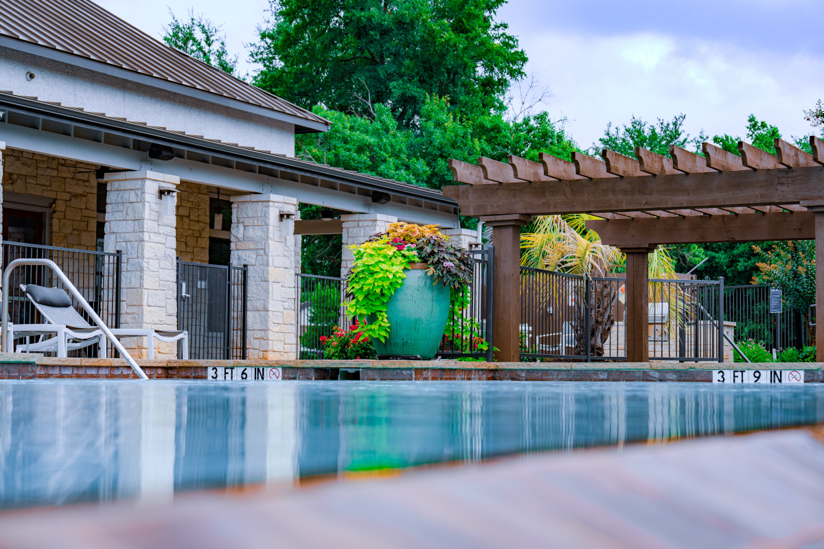 DSC06747 Patio with outdoor seating surrounded by landscaped plants