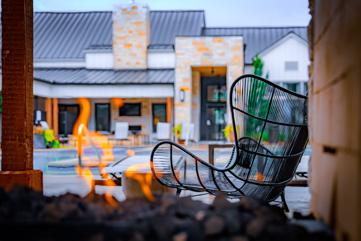 DSC06848 Outdoor seating under a pergola with landscaped greenery